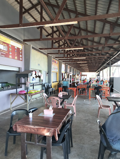 Medan Selera Siakap, Pantai Paka